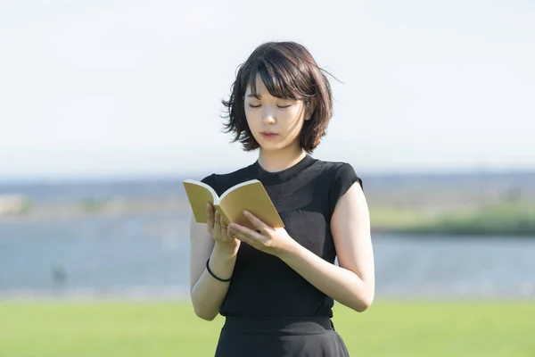 Ασιάτισσα Ιαπωνική Φοιτήτρια Που Διαβάζει Ένα Βιβλίο Ένα Πάρκο Γκαζόν — Φωτογραφία Αρχείου