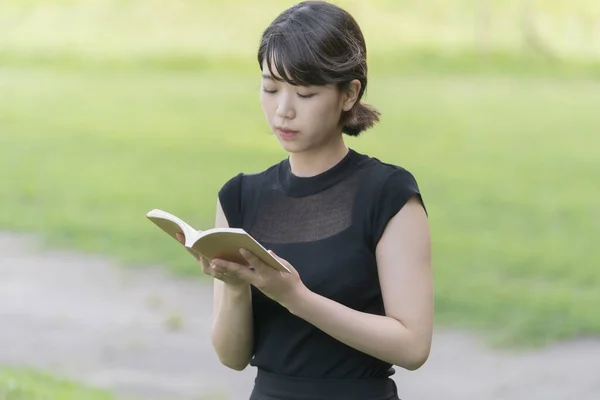 Asiática Japonesa Estudante Universitário Lendo Livro Parque Com Gramado — Fotografia de Stock