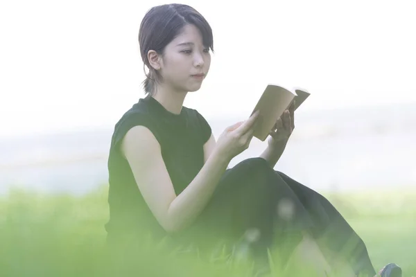 Azji Japoński Studentka Czyta Książkę Parku Trawnikiem — Zdjęcie stockowe