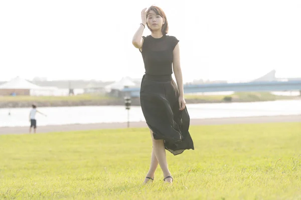 Asiático Japonês Jovem Mulher Vestido Preto Parque Beira Mar — Fotografia de Stock