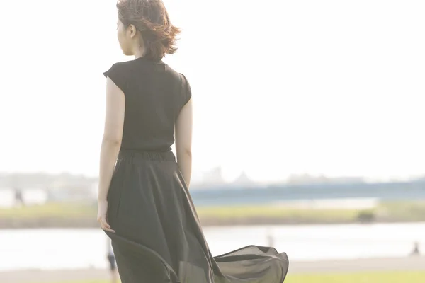 Asiático Japonês Jovem Mulher Vestido Preto Parque Beira Mar — Fotografia de Stock