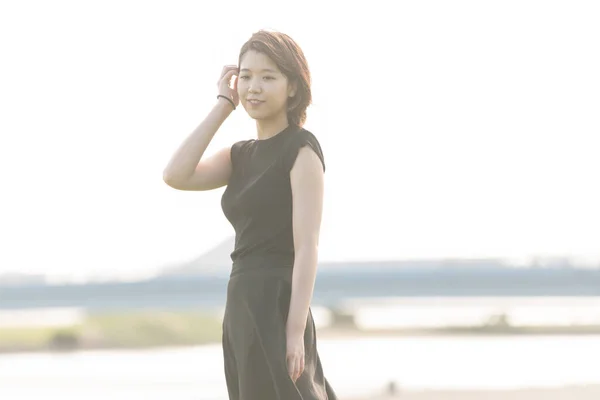 Azjatka Japońska Młoda Kobieta Czarnej Sukience Parku Nad Morzem — Zdjęcie stockowe
