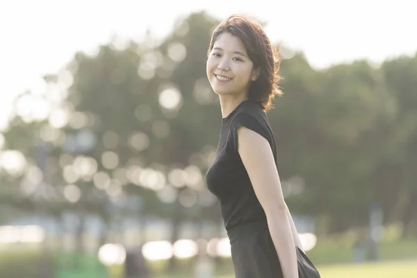 Азиатская Японская Молодая Женщина Черном Платье Парке Моря — стоковое фото