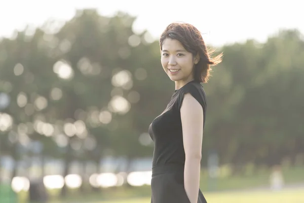 Asiática Japonesa Joven Mujer Vestido Negro Parque Junto Mar — Foto de Stock