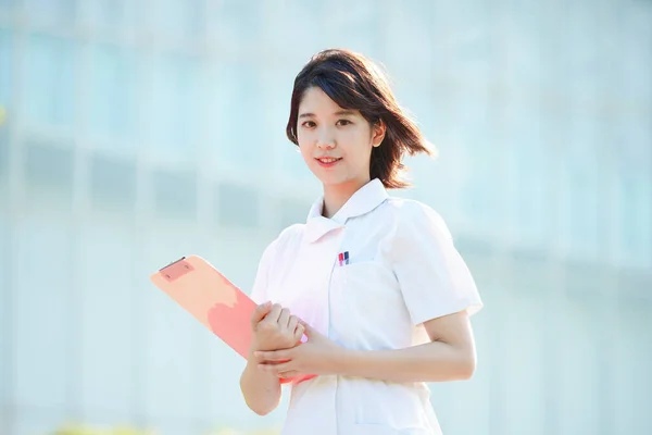 Portret Van Een Aziatische Japanse Verpleegster Met Een Glimlach Buitenshuis — Stockfoto