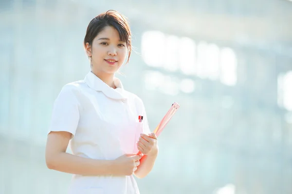 Retrato Una Enfermera Asiática Japonesa Mostrando Una Sonrisa Aire Libre — Foto de Stock