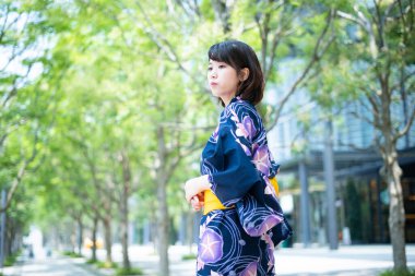Asyalı (Japon) kadın şehre yukata giyerek gidiyor (Japon geleneksel kostümü))
