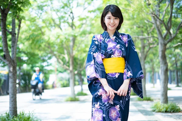 Ασιάτισσα Ιαπωνική Γυναίκα Που Πηγαίνει Στην Πόλη Φορώντας Ένα Γιουκάτα — Φωτογραφία Αρχείου