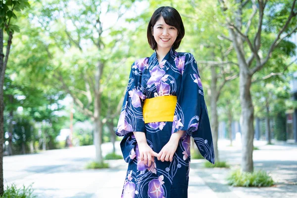 Asiática Japonesa Mujer Que Ciudad Con Yukata Traje Tradicional Japonés —  Fotos de Stock