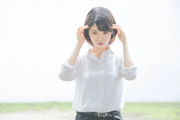 Азиатская Японская Молодая Женщина Беспокойным Тревожным Выражением Лица Открытом Воздухе — стоковое фото