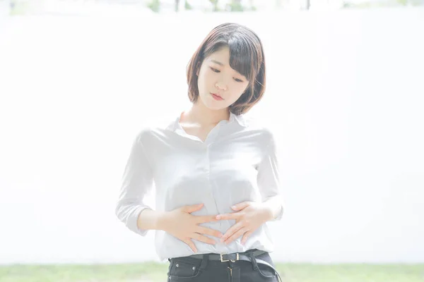 Joven Mujer Asiática Cogida Mano Con Dolor Abdomen Aire Libre — Foto de Stock