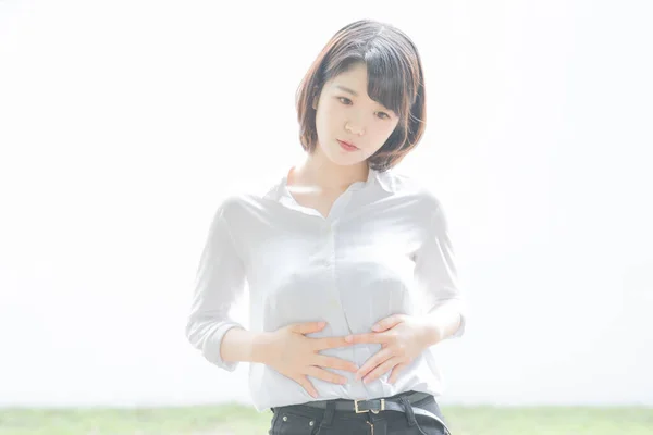 Jeune Femme Asiatique Tenant Les Mains Avec Douleur Dans Abdomen — Photo