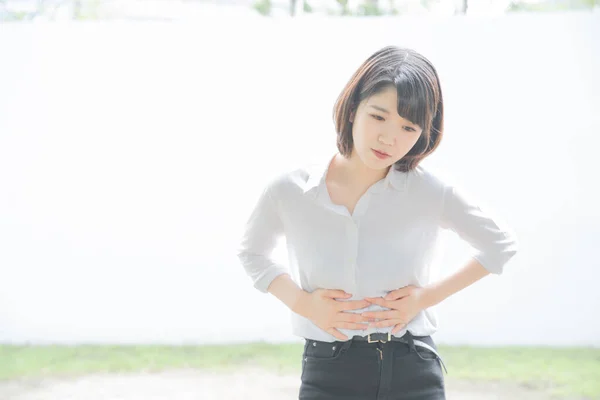 Jeune Femme Asiatique Tenant Les Mains Avec Douleur Dans Abdomen — Photo