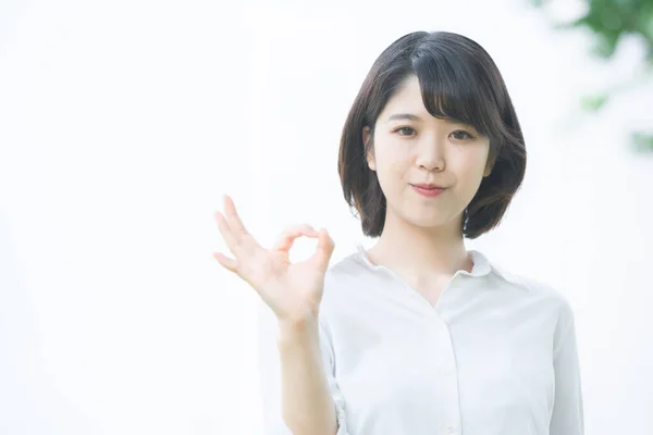 Genç Asyalı Japon Kadın Elinde Tamam Işareti Yapıyor — Stok fotoğraf