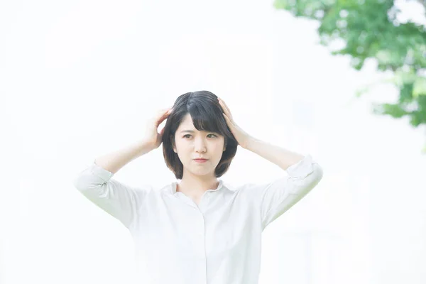 Asiatique Japonais Jeune Femme Avec Une Expression Inquiète Anxieuse Extérieur — Photo