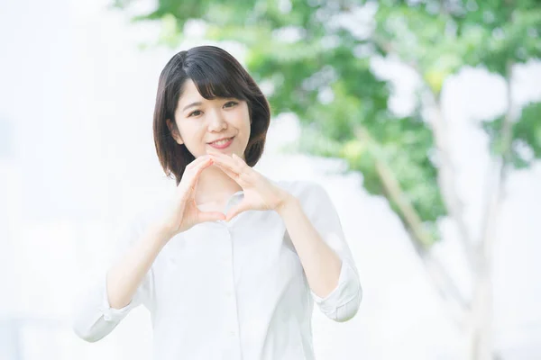 Junge Asiatin Japanerin Macht Zeichen Mit Der Hand — Stockfoto