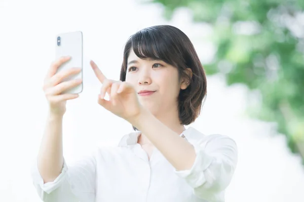 Asiatico Donna Utilizzando Smartphone Scattare Foto Utilizzando Applicazioni — Foto Stock