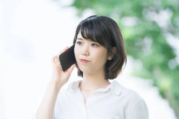 Mujer Joven Asiática Hablando Con Alguien Con Teléfono Inteligente Oreja — Foto de Stock