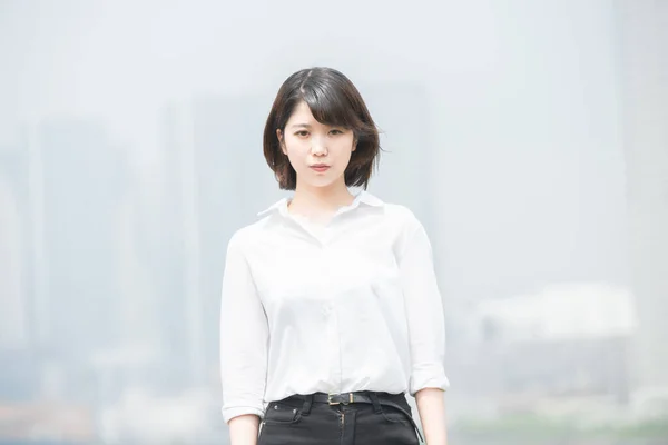 Asiática Joven Mujer Blanco Camisa Pie Aire Libre Día Soleado —  Fotos de Stock