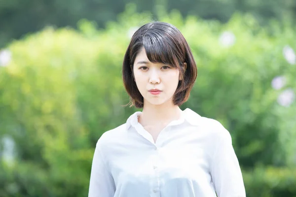 Azji Japoński Młoda Kobieta Piękną Skórą Otoczona Zielenią — Zdjęcie stockowe
