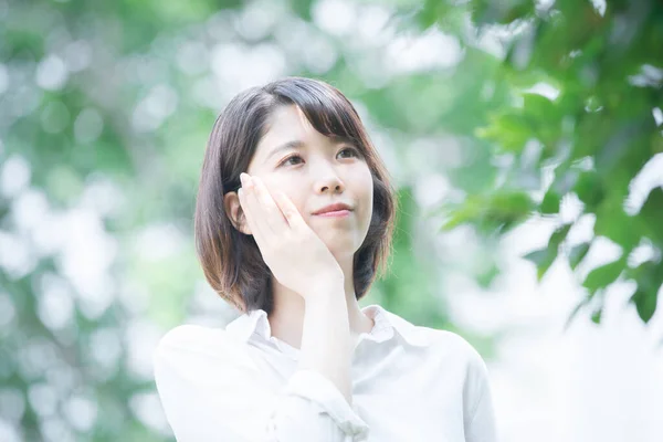 Asian Japanese Young Woman Beautiful Skin Surrounded Greenery — Stock Photo, Image