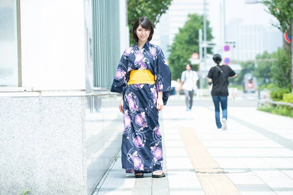 Asiática Japonesa Mujer Que Ciudad Con Yukata Traje Tradicional Japonés — Foto de Stock