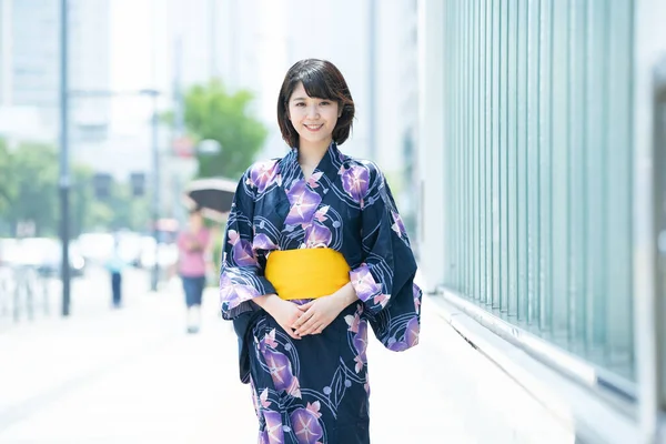 Asyalı Japon Kadın Şehre Yukata Giyerek Gidiyor Japon Geleneksel Kostümü — Stok fotoğraf