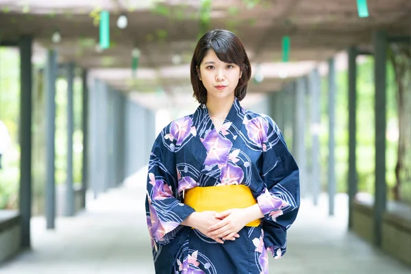 Asiática Japonesa Mujer Que Ciudad Con Yukata Traje Tradicional Japonés — Foto de Stock