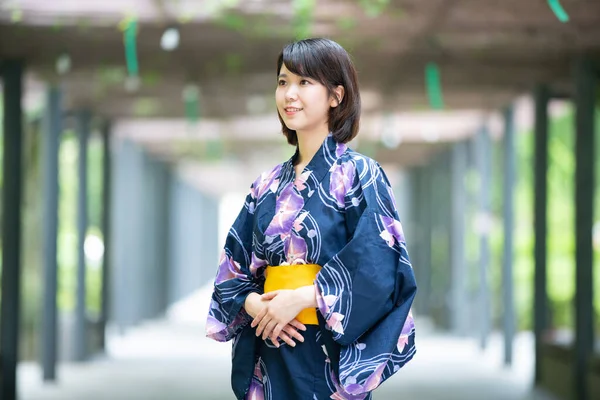 Asyalı Japon Kadın Şehre Yukata Giyerek Gidiyor Japon Geleneksel Kostümü — Stok fotoğraf