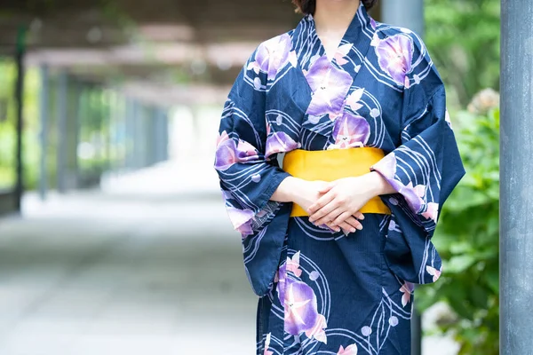 Азійська Японська Жінка Яка Їде Міста Одягає Юкату Японський Традиційний — стокове фото