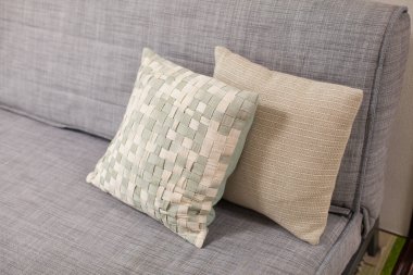 Koltuktaki yastıklar temiz ve rahatlatıcı oturma odasında.