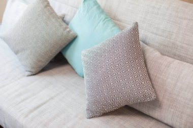 Koltuktaki yastıklar temiz ve rahatlatıcı oturma odasında.