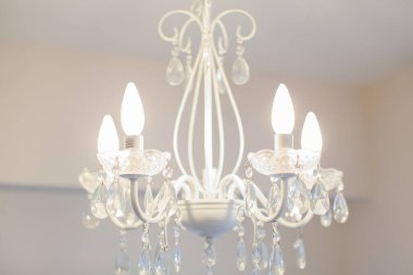 Konut alanına yerleştirilmiş bir ışıklandırma ekipmanı