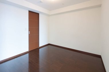 Mobilyası olmayan yeni yapılmış bir dairede ev ve duvar.