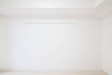 Mobilyası olmayan yeni yapılmış bir dairede ev ve duvar.