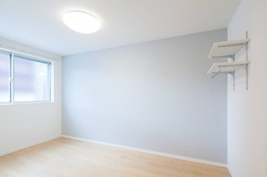 Mobilyası olmayan yeni yapılmış bir dairede ev ve duvar.