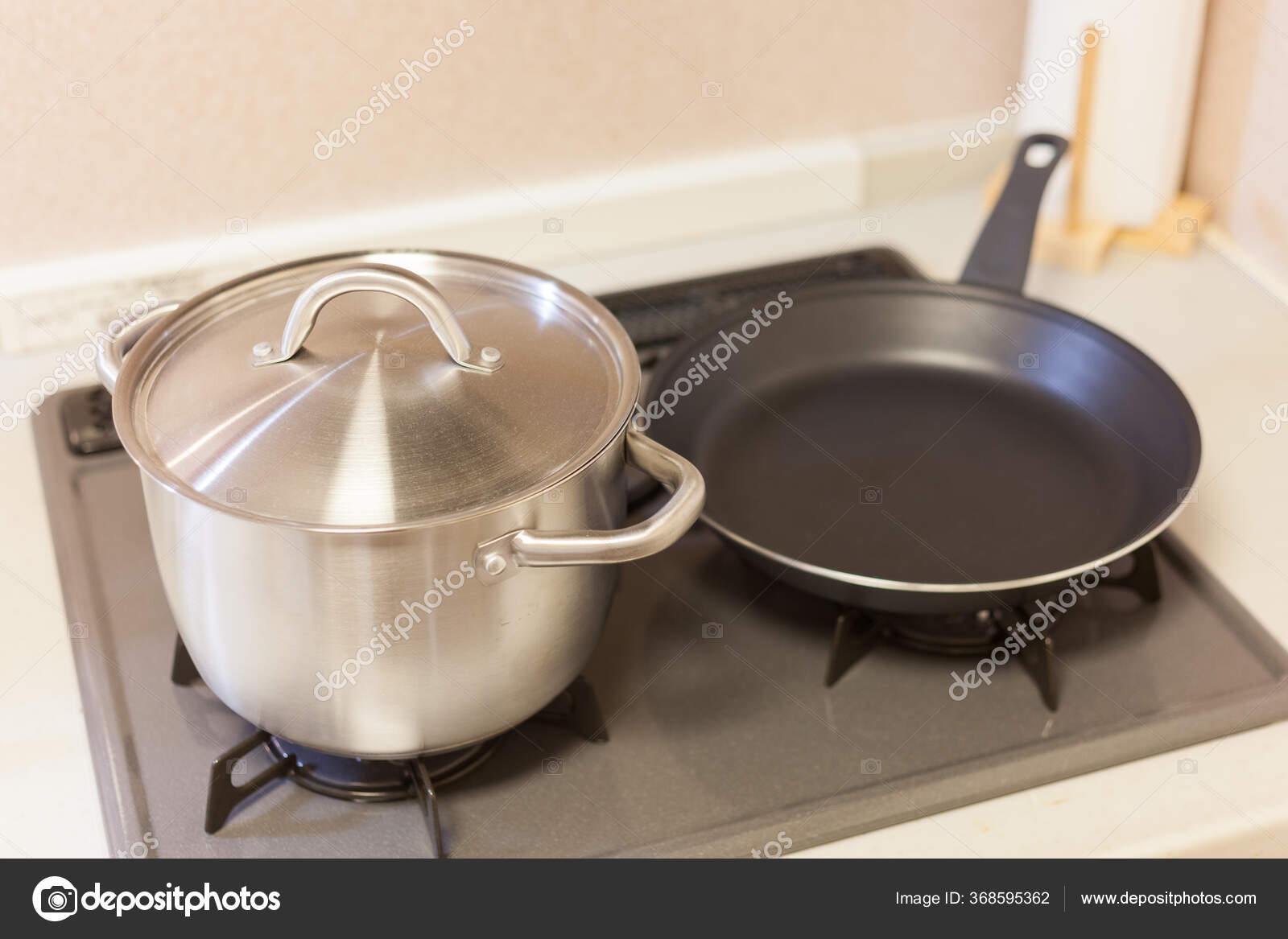 Kitchen Tools Pots Pans Set Kitchen Gas Stove Stock Photo by ©marucco  368595362