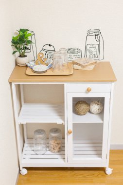 Masaya konmuş fincan ve tabaklar gibi sofra takımı