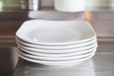 Masaya konmuş fincan ve tabaklar gibi sofra takımı