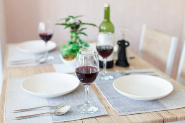 Evdeki oturma odasında ev partisi için yemek masası hazır.