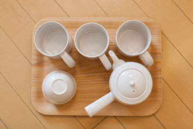 Masaya konmuş fincan ve tabaklar gibi sofra takımı