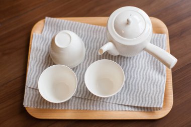 Masaya konmuş fincan ve tabaklar gibi sofra takımı