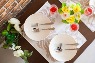 Evdeki oturma odasında ev partisi için yemek masası hazır.