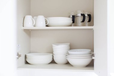 Mutfakta saklanan bardak ve tabaklar gibi eşyalar