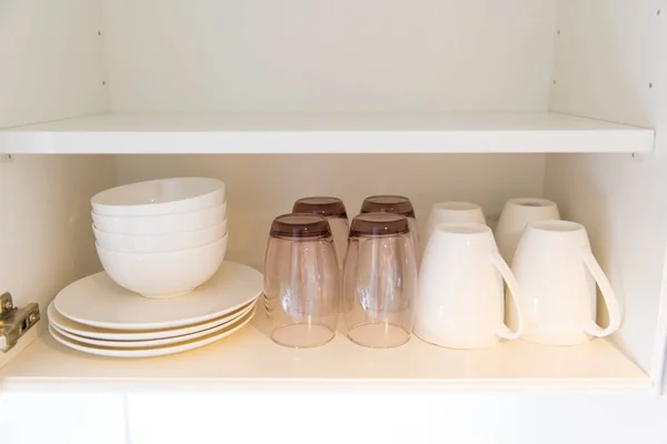 キッチンに保管されているカップやプレートなどの食器 — ストック写真