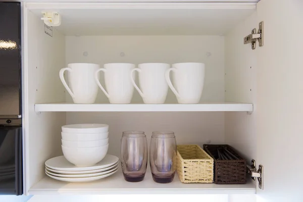 キッチンに保管されているカップやプレートなどの食器 — ストック写真
