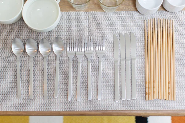 テーブルに置かれたフォークやスプーンなどの食器 — ストック写真
