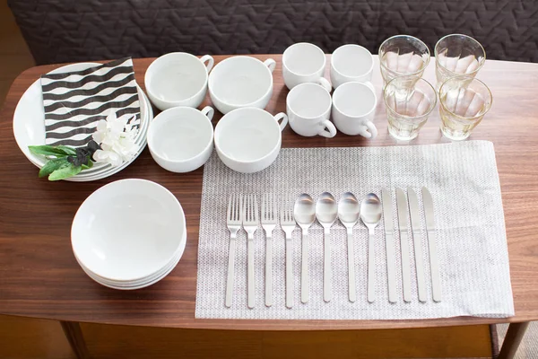 Geschirr Wie Tassen Und Teller Auf Den Tisch Gestellt — Stockfoto