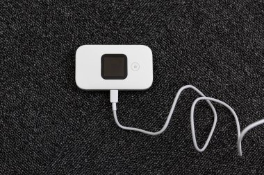 Küçük, taşınabilir bir kablosuz bağlantı cihazı bir evin içine yerleştirilmiş.