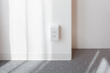 Konut odasının duvarına yerleştirilmiş bir tür priz